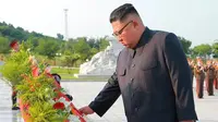 Pemimpin Korea Utara Kim Jong Un saat mengunjungi pemakaman perang Martyrs Cemetery dari Relawan Rakyat China di Kabupaten Hoechang, Provinsi Phyongan Selatan (27/7). (KCNA/via AP Photo)
