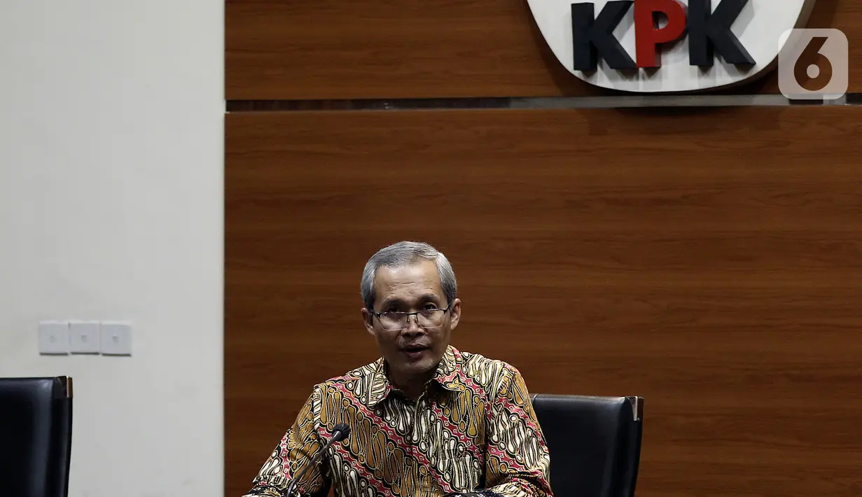 Wakil Ketua KPK Alexander Mawarta memberikan keterangan pers terkait penahanan tersangka penyuap Gubernur Papua, Lukas Enembe, Direktur PT Tabi Bangun Papua  Rijatono Lakka di Jakarta, Kamis (5/1/2022). Rijatono Lakka merupakan tersangka kasus dugaan suap dan penerimaan gratifikasi terkait proyek infrastruktur di Provinsi Papua. (Liputan6.com/Johan Tallo)