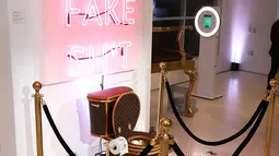 Sebuah toilet emas berlapis kulit tas Louis Vuitton dipamerkan dalam sebuah showroom di California, Los Angeles, 8 November 2017. Toilet itu dibanderol dengan harga 100.000 dollar AS atau sekitar Rp 1,3 miliar. (Joe Scarnici/Getty Images for Tradesy/AFP)