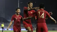 Pemain Timnas Indonesia U-22, Zulfiandi, merayakan gol yang dicetak Asnawi Mangkualam ke gawang Singapura U-22 pada laga SEA Games 2019 di Stadion Rizal Memorial, Manila, Kamis (28/11). Indonesia menang 2-0 atas Singapura. (Bola.com/M Iqbal Ichsan)