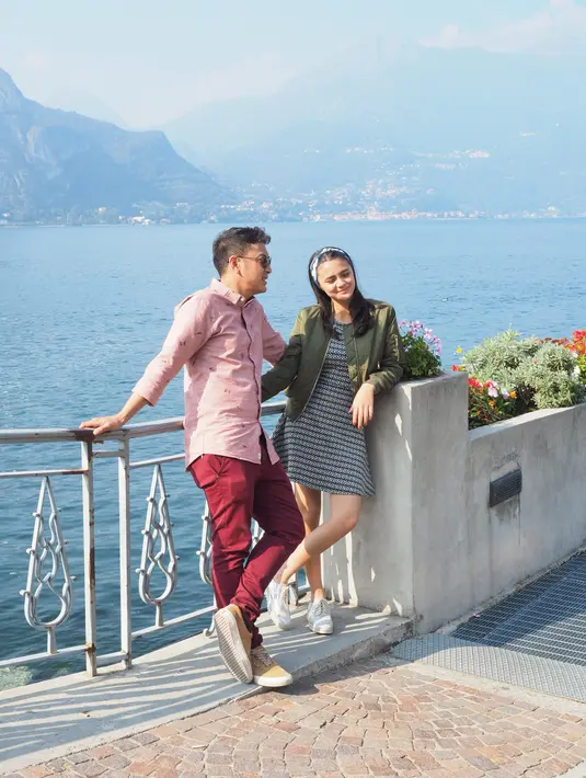 Di pinggir danau Como di Bellagio masih terlihat kabut tipis menyelimuti gunung yang dibelakang keduanya menikmati sebelum melanjutkan syuting kembali. (Foto: Alexander Thian/Screenplay Films)