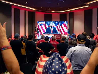 Para hadirin bersorak saat menyaksikan siaran mantan Presiden AS dan kandidat presiden dari Partai Republik Donald Trump yang ditampilkan di layar saat gelaran nonton bareng pemilihan GOP Nevada di Las Vegas, Nevada pada 6 November 2024. (Ronda Churchill/AFP)