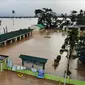 Foto udara menunjukkan gedung sekolah terendam banjir di Kota Abuyog, Provinsi Leyte, Filipina, 11 April 2022. Banjir terjadi menyusul hujan lebat yang disebabkan oleh badai tropis Agaton. (Bobbie ALOTA/AFP)