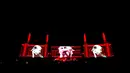  Sebuah layar bergambar capres AS dari partai Republik, Donald Trump saat musisi Roger Waters tampil dalam festival musik Desert Trip di Empire Polo Club di Indio, California AS, (9/10). (REUTERS/Mario Anzuoni)