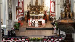 Kehadiran Paus Fransiskus di Katedral Santa Perawan Maria Diangkat ke Surga ditemani Kardinal Ignatius Suharyo, Uskup Agung Jakarta dan Uskup Bandung Antonius Subianto Bunjamin. (Yasuyoshi CHIBA/POOL/AFP)