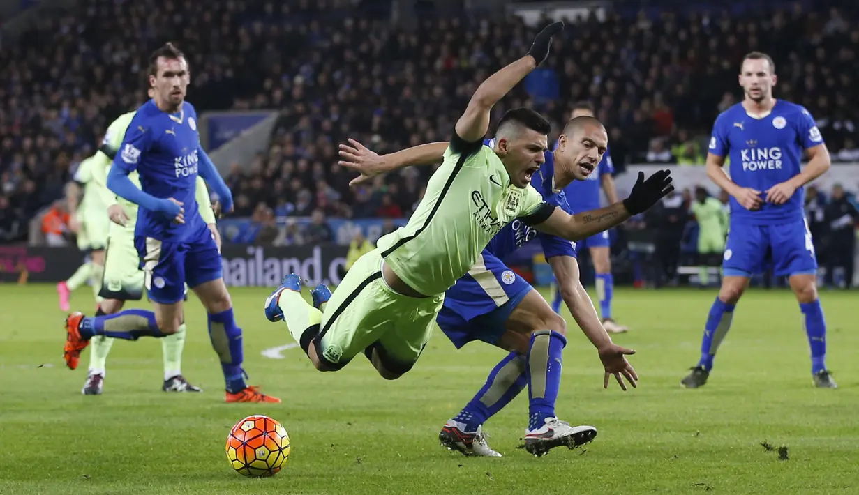 Pemain Manchester City, Sergio Aguero dijegal pemain Leicester City, Gokhan Inler pada lanjutan liga Premier Ingggris di Stadion King Power, Inggris, Rabu (30/12/2015) dini hari WIB.  (Reuters/Carl Recine)