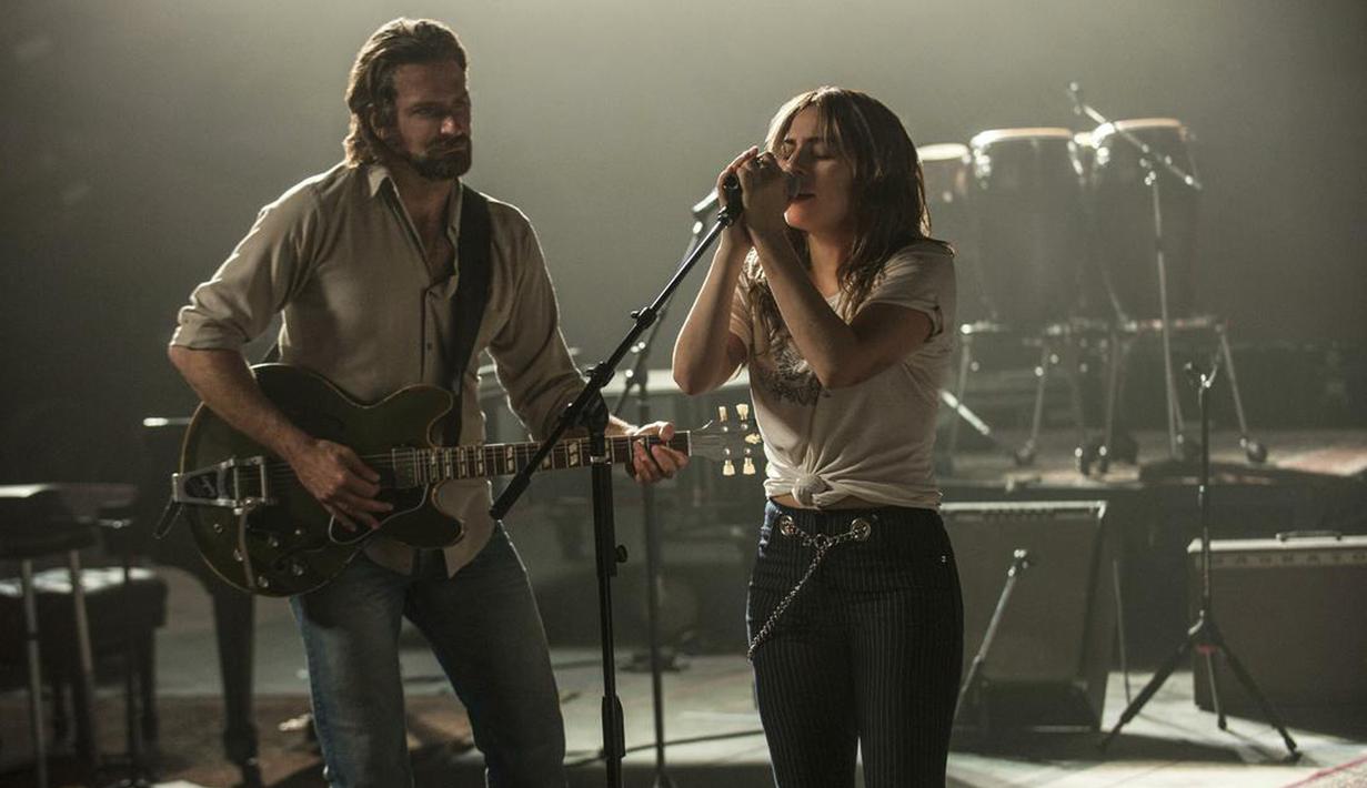 Gambar yang dirilis oleh Warner Bros menunjukkan Bradley Cooper dan Lady Gaga dalam adegan film "A Star is Born." Dalam film ini, Lady Gaga memerankan sosok Ally yang memiliki karakter polos dan pemalu. (Neal Preston/Warner Bros via AP)