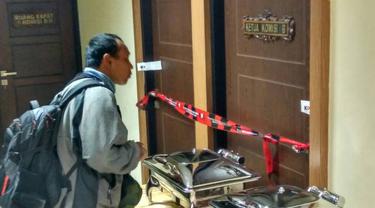 KPK melakukan penggeledahan di ruang Ketua Komisi B DPRD Jawa Timur Moch Basuki Sutjipto. 