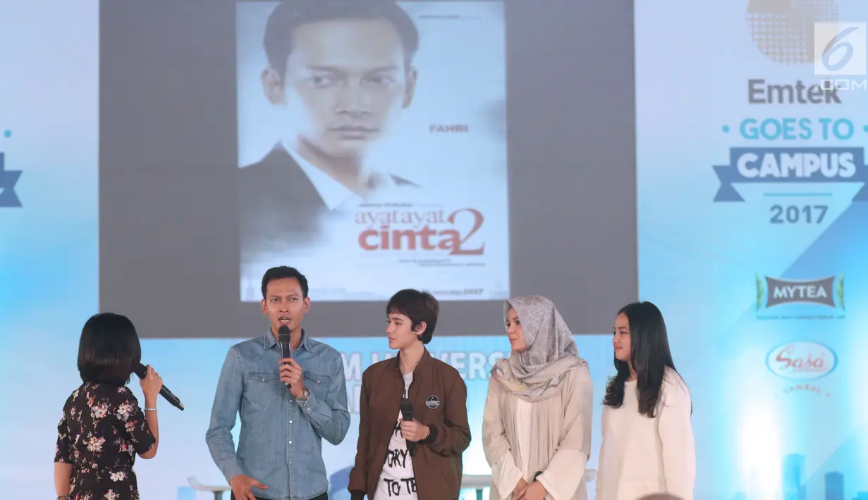 Pemeran film Ayat Ayat Cinta 2, Fedi Nuril (kedua kiri) menjawab pertanyaan seputar proses syuting film terbarunya saat gelaran Emtek Goes To Campus 2017 di Telkom University, Bandung, Rabu (29/11). (Liputan6.com/Helmi Fithriansyah)