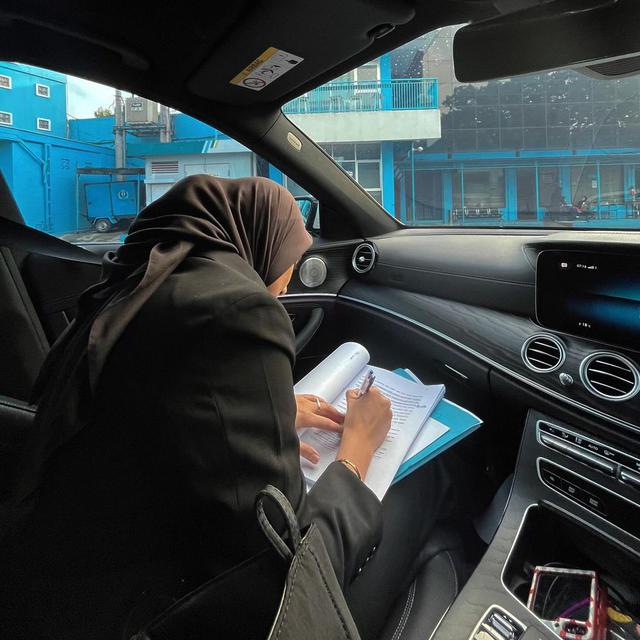 8 Potret Sonya Fatmala Lulus Sidang Skripsi di Usia 30 Tahun, Tetap Bangga