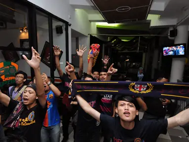 Komunitas suporter klub sepak bola asal Spanyol, Barcelona menggelar acara nonton bareng laga "Blaurgrana" kontra Malaga di Pasar Festival, Jakarta, (21/2/2015). (Liputan6.com/Helmi Fithriansyah)