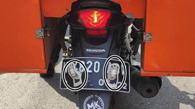 Bikin Tepuk Jidat, 7 Kelakuan Absurd Orang Saat Naik Motor