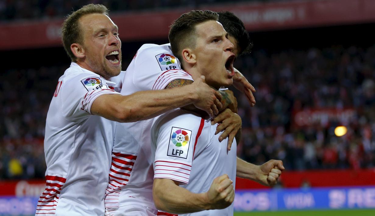 Pemain Sevilla, Kevin Gameiro, merayakan gol yang dicetaknya ke gawang Celta Vigo dalam leg pertama semifinal Copa del Rey di Stadion Ramon Sanchez Pizjuan, Sevilla, (4/2/2016). (Reuters/Marcelo del Pozo)