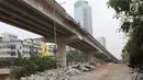 Suasana pembangunan Simpang Susun Antasari di jalan TB Simatupang, Jakarta, (25/9). Dishub DKI Jakarta dan Ditlantas Polda Metro Jaya memberlakukan uji coba pengaturan dan rekayasa lalu lintas dari pembangunan tersebut. (Liputan6.com/Immanuel Antonius)