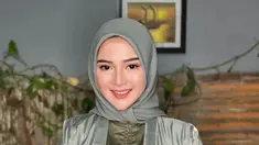 Bella Bonita sudah sah menjadi istri Denny Caknan. Sosoknya yang menawan ini semakin curi perhatian usai menikah. Termasuk di momen pengajian setelah menikah dengan Denny. Potret anggun Bella terlihat dengan berhijab. (Liputan6.com/IG/bellabonita_r.a)