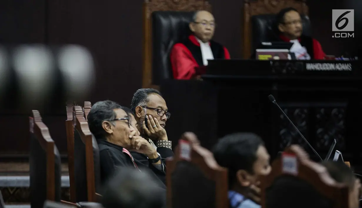 Ekspresi Ketua Tim Hukum Prabowo-Sandiaga, Bambang Widjojanto saat mengikuti sidang sengketa Pilpres 2019 di Gedung MK, Jakarta, Selasa (18/6/2019). Sidang tersebut beragendakan mendengarkan jawaban dari termohon. (Liputan6.com/Faizal Fanani)