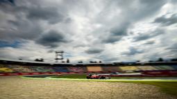Pebalap Ferrari, Sebastian Vettel, beraksi dalam latihan bebas pertama F1 GP Jerman di Sirkuit Hockenheim, Jerman, (29/7/2016). (AFP/Sascha Schuermann)