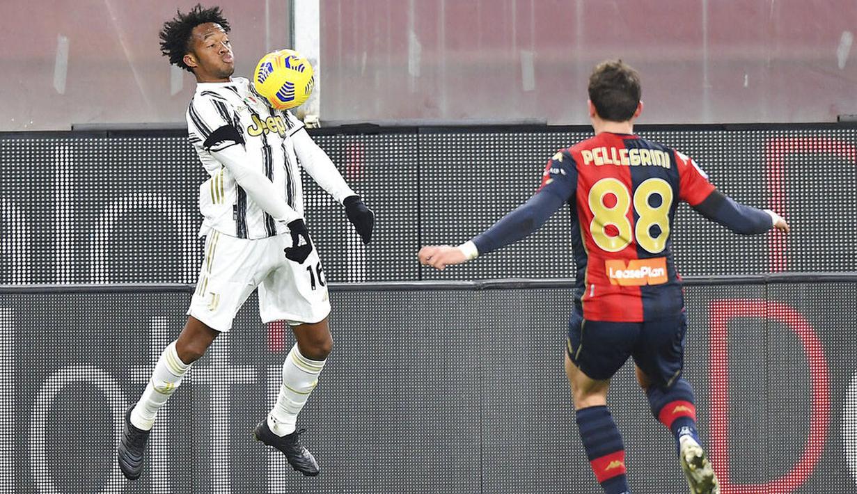 Pemain Juventus, Cuadrado, mengontrol bola saat melawan Genoa pada laga Liga Italia di Stadion Luigi-Ferraris, Senin (14/12/2020). Juventus menang dengan skor 1-3. (Tano Pecoraro/LaPresse via AP)