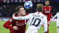 Striker Paris Saint Germain (PSG), Neymar, berebut bola dengan gelandang Liverpool, Xherdan Shaqiri, pada laga Liga Champions di Stadion Parc des Princes, Paris, Rabu (28/11). PSG menang 2-1. (AP/Francois Mori)