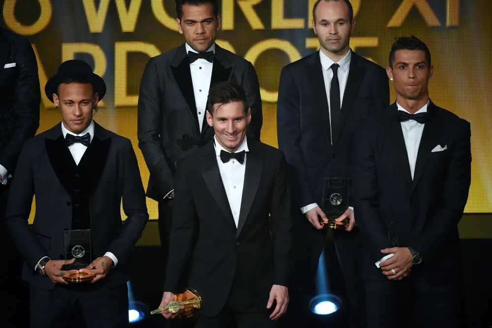 Bintang Barcelona, Neymar (kiri), Lionel Messi (tengah), dan bomber Real Madrid, Cristiano Ronaldo (kanan) dalam acara gala Ballon d'Or 2015, di Zurich, Swiss, Senin (11/1/2016). (AFP/Olivier Morin).