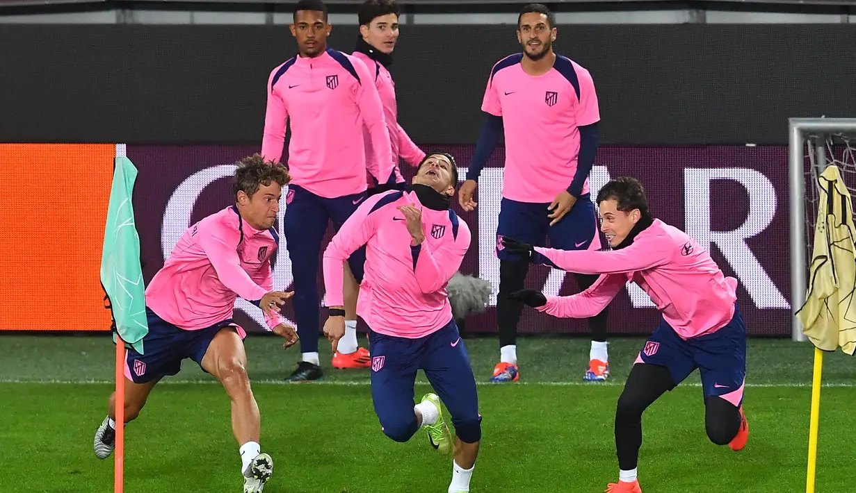 Latihan ini jelang laga pekan ke-5 Liga Champions 2024/2025 di Stadion epet ARENA melawan Sparta Praha. (Michal Cizek/AFP)