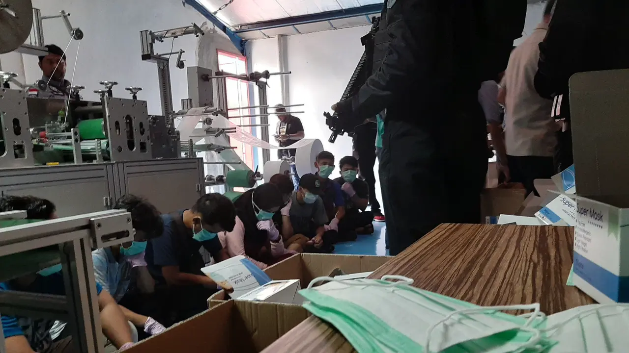 Polisi gerebek pabrik penimbun masker di Cilincing, Jakarta. (Liputan6.com/Ady Anugrahadi)