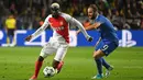 Gelandang AS Monaco, Tiemoue Bakayoko berusaha membawa bola dari kejaran penyerang Juventus, Gonzalo Higuain di leg pertama semifinal Liga Champions di stadion Louis II, Monaco (4/5). Juventus menang atas Monaco dengan skor 2-0. (AFP Photo/Boris Horvat)