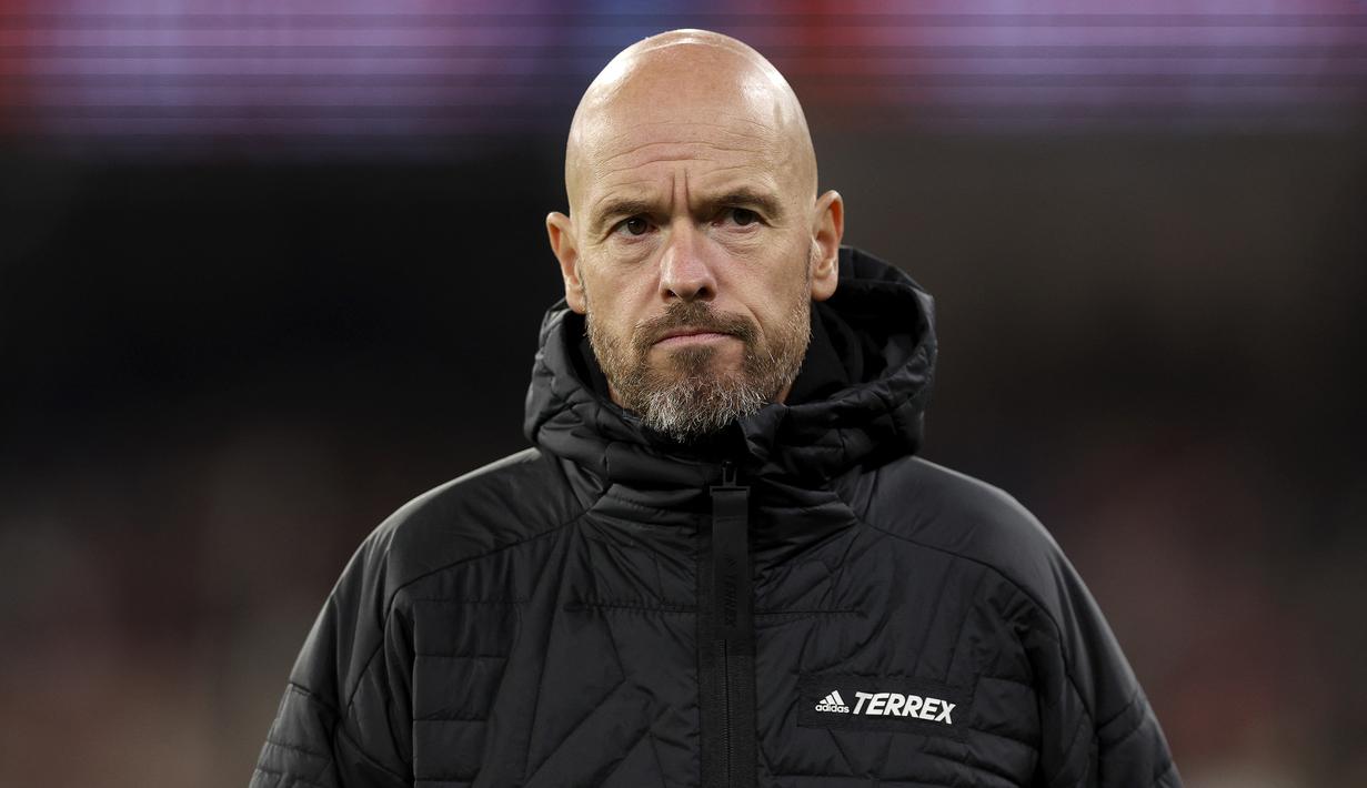 Selama karier kepelatihannya, pelatih baru Manchester United Erik ten Hag tercatat telah menangangi beberapa klub dan tentunya banyak pemain. Dari banyak pemain yang pernah dilatihnya, tercatat 6 pemain pernah dilatihnya lebih dari satu kali bersama klub berbeda. Mau tahu siapa saja? Yuk disimak uraiannya. (AFP/Martin Keep)