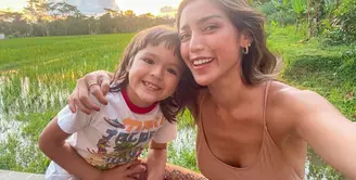 Jessica sempat berpikir kala itu bahwa anaknya akan merasa kecewa, sedih dan trauma lantaran ia dan Richard Kyle batal menikah. Namun ternyata ia menemukan rencana Tuhan yang lainnya, di mana kondisi tersebut malah berbanding terbalik. (Instagram/inijedar)