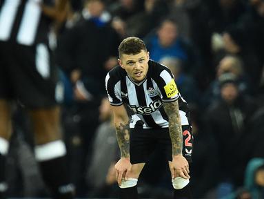 Reaksi kecewa pemain Newcastle, Kieran Trippier setalah melakukan blunder yang berakibat kebobolan pada laga lanjutan Liga Inggris 2023/2024 melawan Everton di Goodison Park, Liverpool, Inggris, Jumat (08/12/2023) dini hari WIB. (AFP/Peter Powell)
