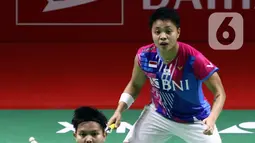 Pebulu tangkis ganda putri Indonesia, Apriyani Rahayu/Siti Fadia Silva Ramadhanti saat bertanding melawan Vivian Hoo/Lim Chiew Sien (Malaysia) pada babak 16 besar Indonesia Masters 2022 di Istora Senayan, Jakarta, Kamis (9/6/2022). Apriyani/Siti Fadia unggul dan melaju ke babak berikutnya. (Liputan6.com/Helmi Fithriansyah)