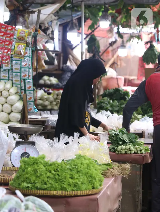 Aktivitas jual beli bahan pokok di pasar kawasan Tangerang, Senin (7/2/2022). Ekonom Centre for Strategic and International Studies (CSIS) meminta pemerintah bisa mengantisipasi ketersediaan bahan pokok seiring peningkatan kasus COVID-19 varian Omicron. (Liputan6.com/Angga Yuniar)