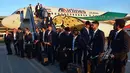 Pemain tim nasional (Timnas) Iran turun dari pesawat setibanya di bandara internasional Vnukovo, Moskow, Rusia, Selasa (5/6). Pada Piala Dunia 2018, Iran tergabung dalam Grup B bersama Portugal, Spanyol, dan Maroko. (AFP/Yuri KADOBNOV)