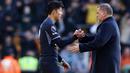 Pelatih Tottenham Hotspur, Ange Postecoglou, menyalami Son Heung-Min setelah laga melawan Wolverhampton Wanderers pada matchday ke-12 Liga Inggris 2023-2024 di Stadion Molineux, Sabtu (11/11/2023). Meski mengalami kekalahan namun Ange Postecoglou enggan menyalahkan anak asuhnya. (AFP/Darren Staples)