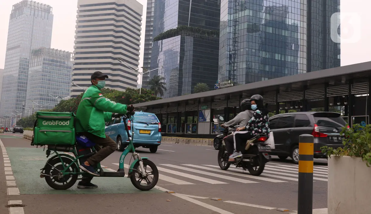 Warga melakukan aktivitas di kawasan Jakarta, Jumat (15/10/2021). Menteri Koordinator Bidang Perekonomian Airlangga Hartarto mencatat realisasi anggaran Program Pemulihan Ekonomi Nasional (PEN) mencapai Rp416 triliun sampai 8 Oktober 2021. (Liputan6.com/Angga Yuniar)