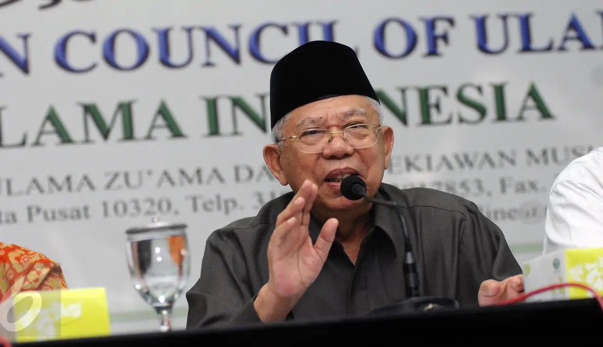 Ketua Umum MUI Pusat, Maruf Amin memberi keterangan terkait polemik ucapan Gubernur DKI Jakarta, Basuki Tjahaja Purnama di Jakarta, Kamis (13/10). Ia meminta masyarakat tetap tenang menyikapi hal tersebut. (Liputan6.com/Helmi Fithriansyah)