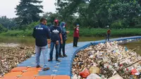 Sampah medis memenuhi Sungai Cisadane, Kota Tangerang. (Liputan6.com/Pramita Tristiawati)