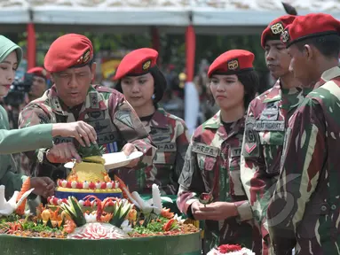 Komandan Jenderal (Danjen) Kopassus Mayjen TNI Doni Monardo memotong tumpeng saat acara syukuran HUT ke-63 Kopassus di Cijantung, Jakarta, Rabu (29/4/2015). Kopassus mengundang pihak-pihak yang pernah berseteru. (Liputan6.com/Herman Zakharia)