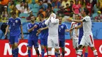 Gelandang Timnas Iran, Andranik Teymourian (tengah) menutupi wajahnya usai dikalahkan Bosnia 1-3 di penyisihan Piala Dunia Grup F, (25/6/2014). (REUTERS/Ivan Alvarado)