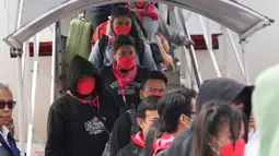 Sebelum diterbangkan ke Indonesia, ratusan WNI tersebut diseberangkan dahulu ke Thailand. (Tatan SYUFLANA/POOL/AFP)