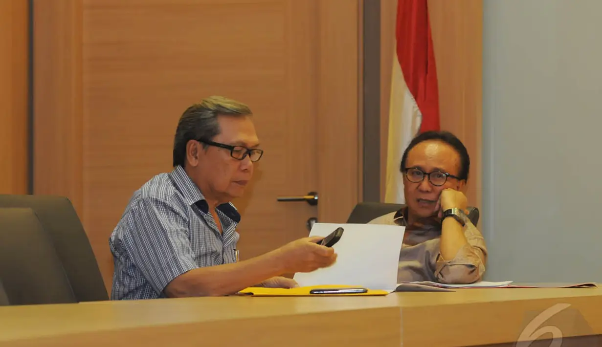 Andi Matalatta (kiri) dan Cicip Sutardjo (kanan) sebelum pertemuan juru runding Islah di Kantor DPP Partai Golkar, Jakarta, Selasa (23/12/2014). (Liputan6.com/Herman Zakharia)