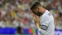 SOROTI - Sergio Ramos menyoroti buruknya kinerja lini depan Real Madrid saat ditahan imbang tanpa gol oleh PSG di Liga Champions, Kamis (22/10/2015) dini hari WIB. (uefa.com)