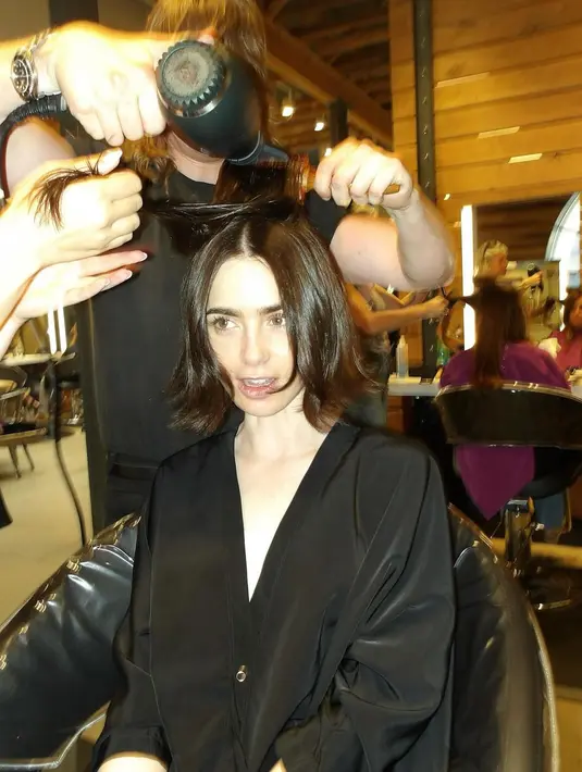 Lily Collins menyebut penampilan barunya ini sebagai new hair era unlocked. [Foto: Instagram/lilyjcollins]