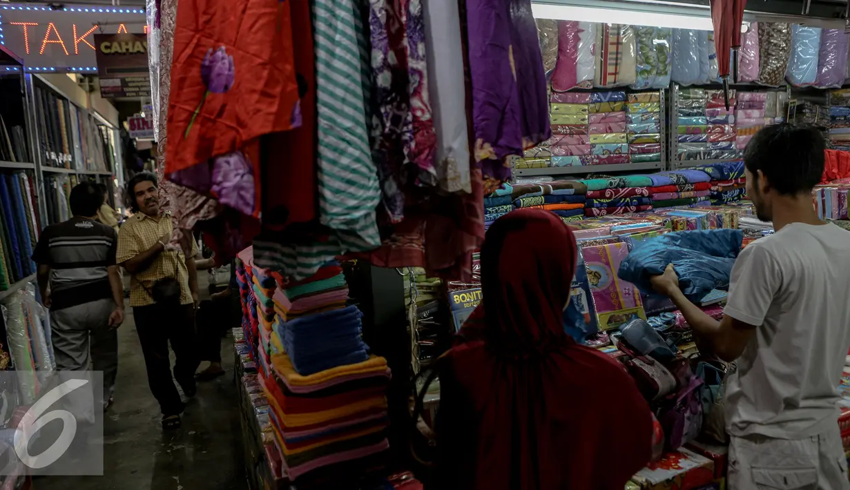 Sejumlah pembeli memilih barang dagangan di Blok III Pasar Senen, Jakarta, Rabu (24/6/2015). Para pedagang korban kebakaran Blok III Pasar Senen masih menempati kios sementara hingga gedung baru selesai. (Liputan6.com/Faizal Fanani)