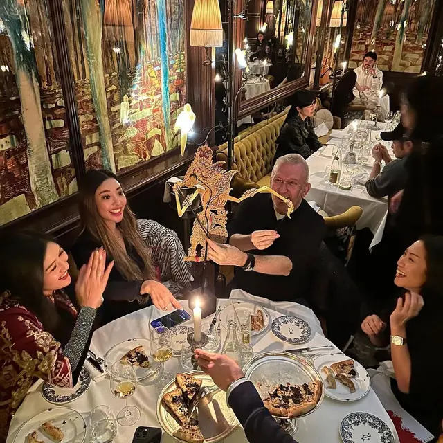 Erina Gudono bersama Anggun perkenalkan wayang pada desainer Prancis Jean Paul Gaultier (Foto: Instagram erinagudono)