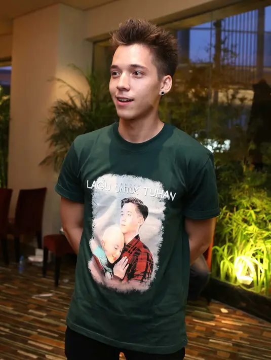 Stefan dituntut untuk bernyanyi untuk sebagian dari subuah skenario di film Sebuah Lagu untuk Tuhan tersebut. (Nurwahyunan/Bintang.com)