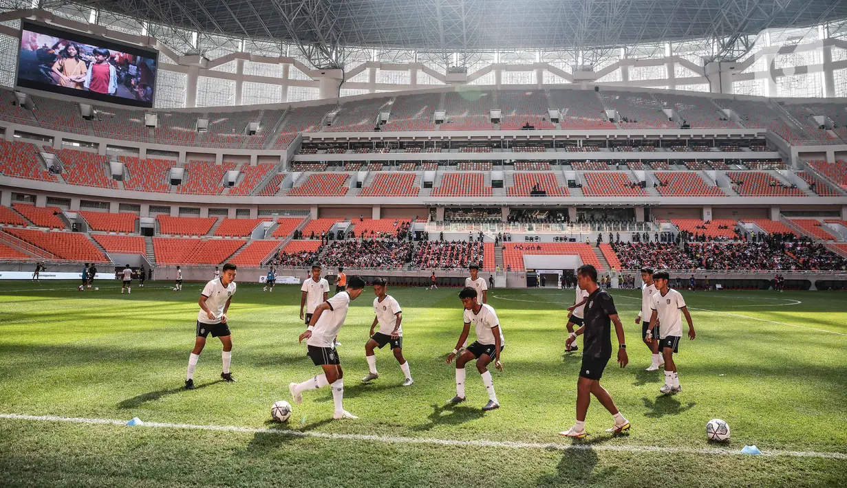 Sejumlah pemain berlatih sebelum laga International Youth Championship (IYC) 2021 di Jakarta International Stadium (JIS), Jakarta, Rabu (13/4/2022). Ajang sepak bola International Youth Championship 2021 (IYC 2021) akan digelar di Stadion JIS pada 13,15,17, dan 19 April. (Liputan6.com/Faizal Fanani)