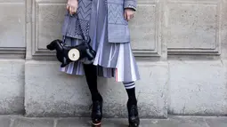 Karina juga mempercantik penampilannya dengan sepatu platform berhak tinggi berwarna hitam. Ini membuat kakinya semakin terlihat jenjang.