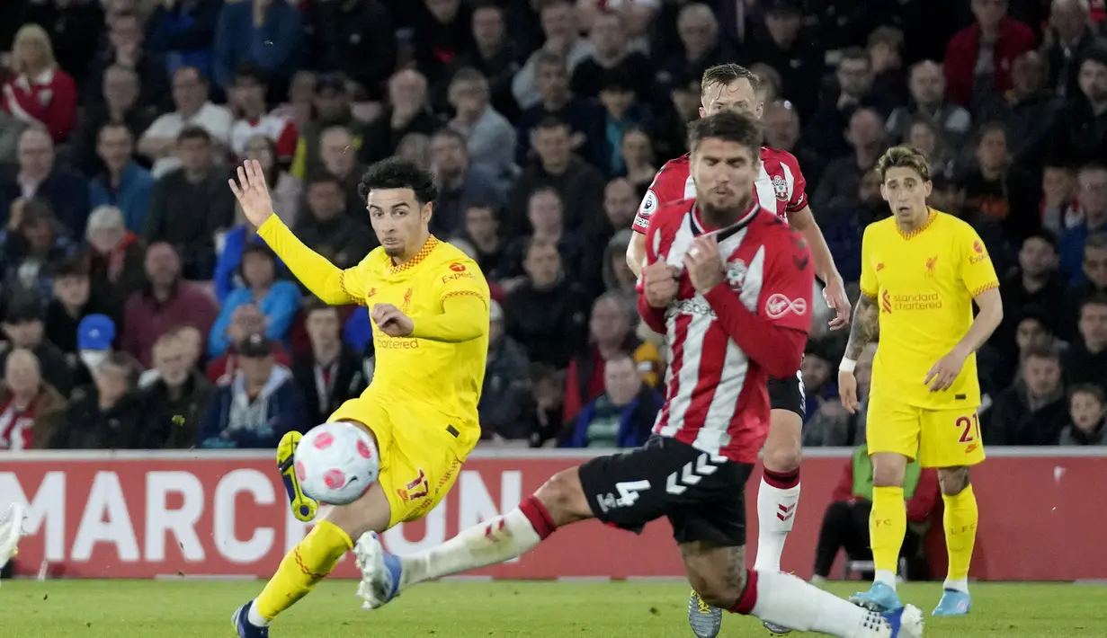 Gelandang Liverpool, Curtis Jones menendang bola di depan pemain Southampton, Lyanco selama pertandingan lanjutan Liga Inggris di Stadion St. Mary di Southampton, Inggris, Rabu (18/5/2022). Kemenangan ini membuat Liverpool terus menempel Manchester City di puncak klasemen. (AP Photo/Frank Augstein)