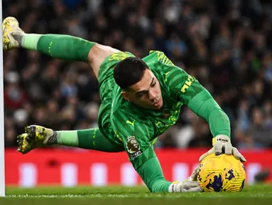 Manchester City berpotensi kehilangan Ederson. Ederson kabarnya bersedia untuk angkat kaki dari Etihad Stadium pada musim panas ini dan membuka diri untuk mencoba kompetisi di Timur Tengah. Andai Ederson hijrah, The Citizens tentu perlu mencari penggantinya. (Paul ELLIS / AFP)